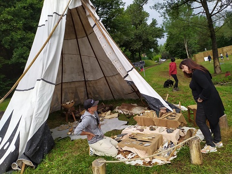 Atelier tir au propulseur - Chasse préhistorique - Cro-Magnon - animation famille - Deviens un Homme Préhistorique - Musée de l'Homme de Neandertal - la chapelle aux Saints - Vallée de la Dordogne - Corrèze - Nouvelle-Auiqtaine